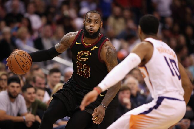 Форвард Кливленд Кавальерс Леброн Джеймс (слева)