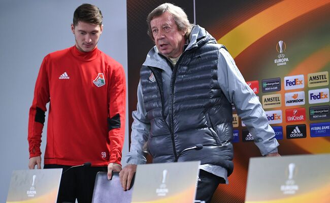 Хавбек Локомотива Алексей Миранчук (слева) и главный тренер ФК Локомотив Юрий Семин