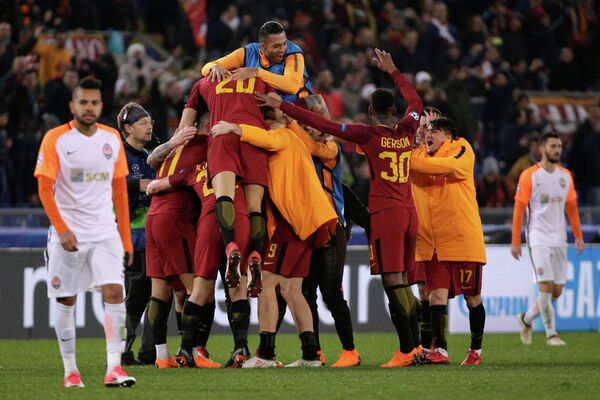 Футболисты Ромы радуются победе
