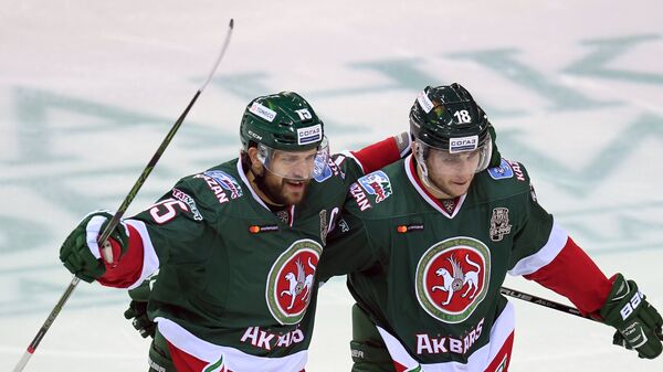 Игроки ХК Ак Барс Александр Свитов (слева) и Ярослав Косов