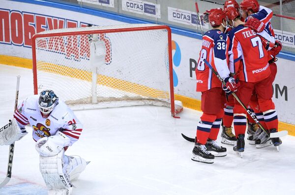 Хоккеисты ЦСКА радуются забитой шайбе
