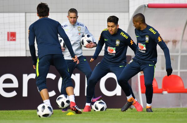 Нападающий сборной Бразилии Роберто Фирмино (второй справа)