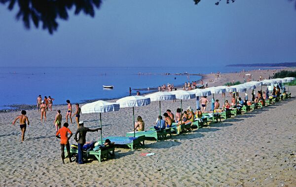 Отдхающие на пляже в окрестностях города Зеленогорска. Архив, 1977 год