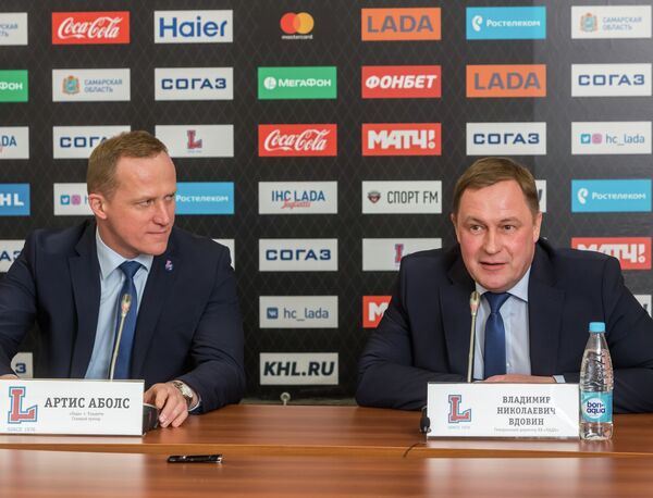 Главный тренер ХК Лада Артис Аболс и генеральный директор Владимир Вдовин (слева направо)