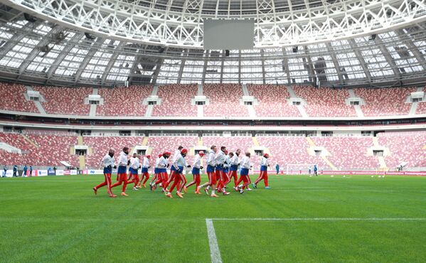 Игроки сборной России на тренировке перед товарищеским матчем против сборной Бразилии