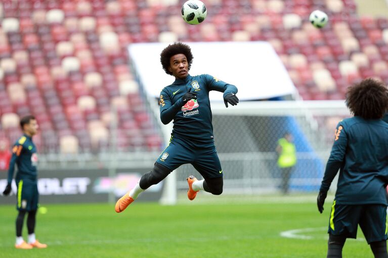 Хавбек сборной Бразилии Виллиан (в центре) Хавбек сборной Бразилии Виллиан (в центре)