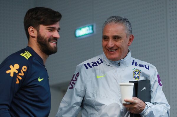 Вратарь сборной Бразилии Алиссон Бекер Рамсес (слева) и главный тренер сборной Бразилии Тите