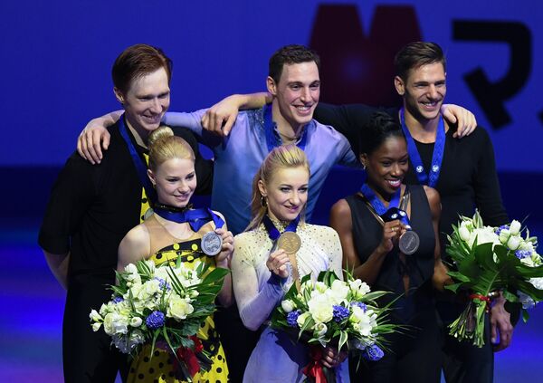Евгения Тарасова и Владимир Морозов, Алена Савченко и Брюно Массо и Ванесса Джеймс и Морган Сипре (слева направо)