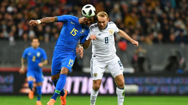 Хавбек сборной Бразилии Паулиньо (слева) и полузащитник сборной России Денис Глушаков