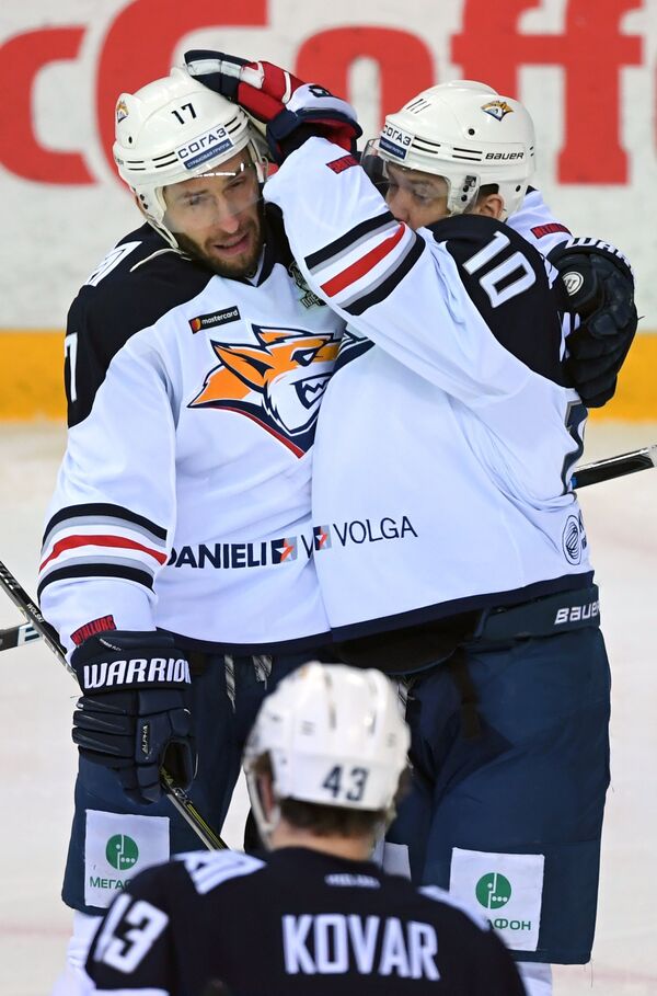 Хоккеисты Металлурга Войтек Вольский (слева) и Сергей Мозякин радуются заброшенной шайбе