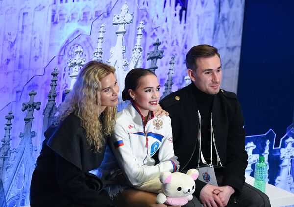 Даниил Глейхенгауз, Алина Загитова  и Этери Тутберидзе (справа налево)