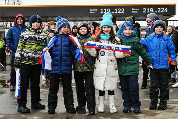 Дети у стадиона Лужники перед началом матча Россия - Бразилия
