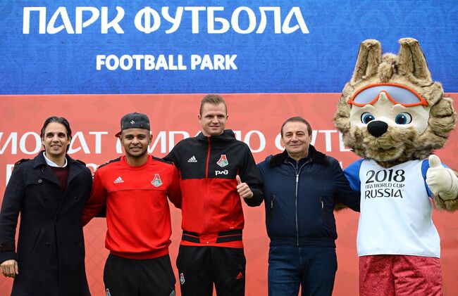 Футболисты Нуну Гомеш, Ари, Дмитрий Тарасов, мэр города Сочи Анатолий Пахомов и символ чемпионата мира по футболу ФИФА-2018 волк Забивака (слева направо)