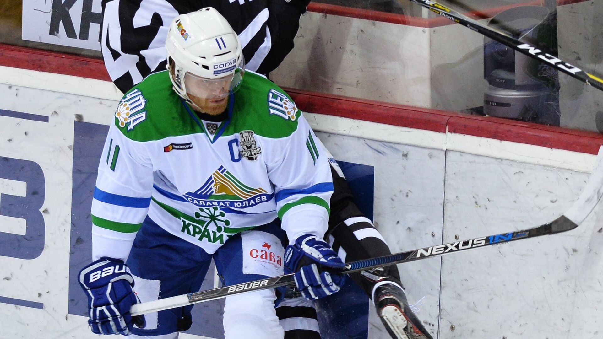 Форвард ХК Трактор Александр Шаров (слева) и защитник ХК Салават Юлаев Григорий Панин - РИА Новости, 1920, 09.09.2020