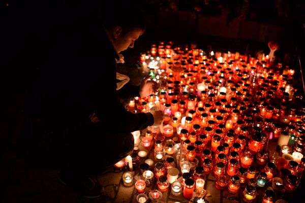 Цветы в память о погибших в Кемерове