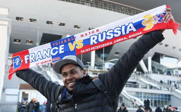 Болельщик у стадиона Санкт-Петербург перед началом товарищеского футбольного матча между сборными России и Франции