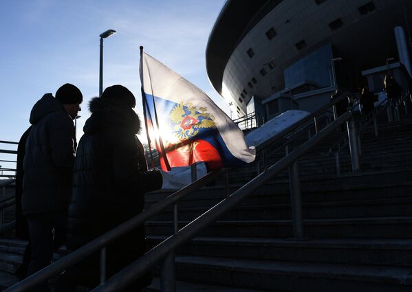 Болельщики у стадиона Санкт-Петербург перед началом товарищеского футбольного матча между сборными России и Франции