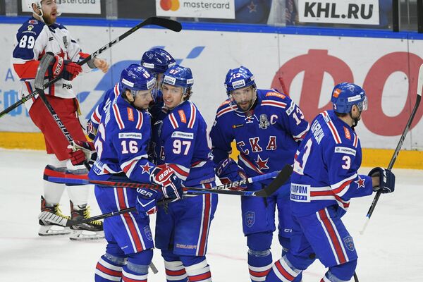 Хоккеисты СКА радуются заброшенной шайбе Павла Дацюка (второй справа)