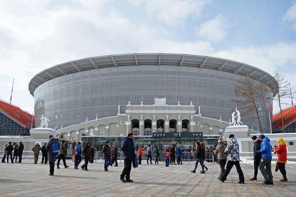 Болельщики у стадиона Екатеринбург Арена