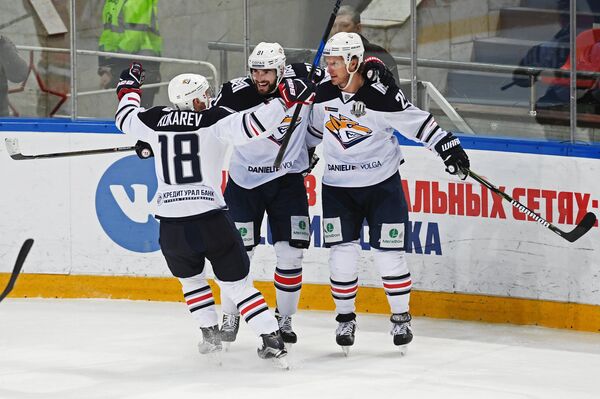 Хоккеисты Металлурга Денис Кокарев, Никита Пивцакин и Мэтт Эллисон (слева направо)