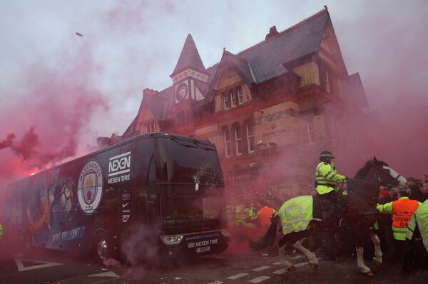 Болельщики Ливерпуля бросали бутылки в автобус Манчестер Сити