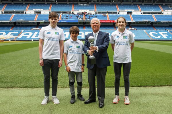 Вице-президент Real Madrid Foundation Энрике Санчес вместе с детьми