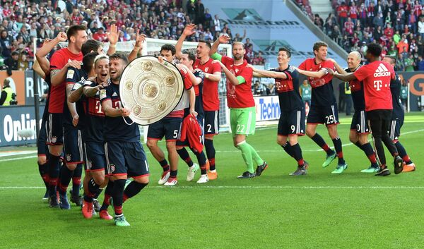 Футболисты мюнхенской Баварии радуются победе в чемпионате Германии