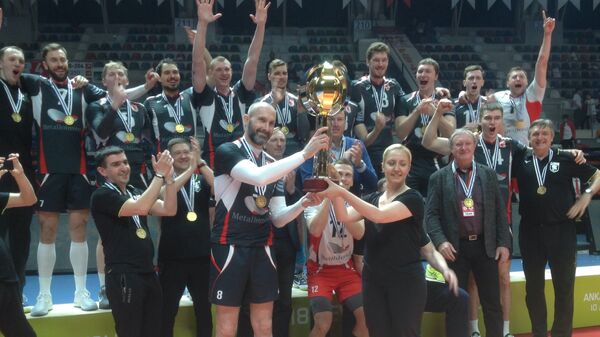 Волейболисты Белогорья во главе с Сергеем Тетюхиным с трофеем за победу в Кубке CEV