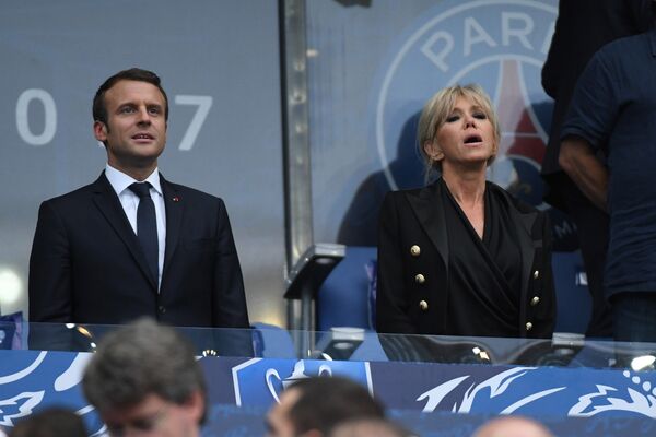 Президент Франции Эммануэль Макрон на трибуне во время матча ПСЖ