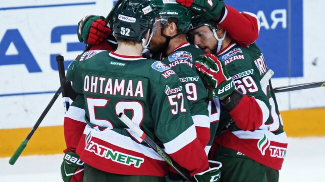 Хоккеисты Ак Барса радуются заброшенной шайбе