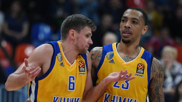 Баскетболисты Химок Егор Вяльцев (слева) и Малкольм Томас 