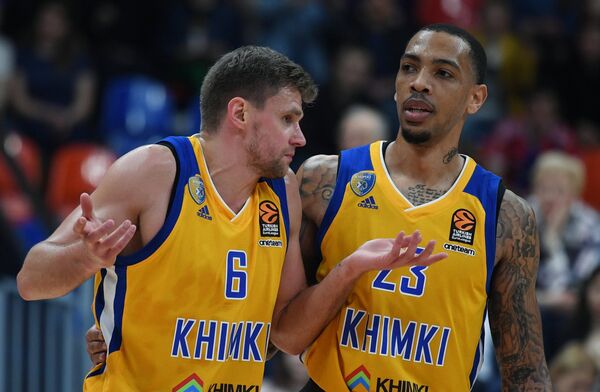 Баскетболисты Химок Егор Вяльцев (слева) и Малкольм Томас