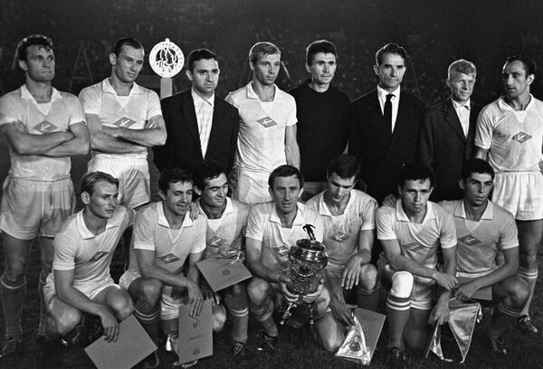 Футболисты Спартака после победы в Кубке СССР 1963 года