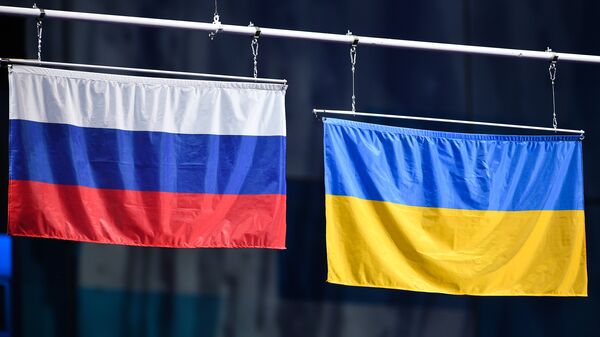 Флаг России и флаг Украины