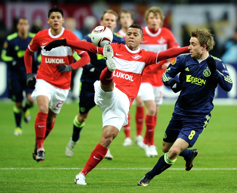 Хавбек Спартака Рафаэль Кариока и полузащитник Аякса Кристиан Эриксен (слева направо) (архив, 2011 год)