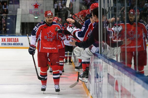 Хоккеисты ЦСКА поздравляют Кирилла Петрова с заброшенной шайбой