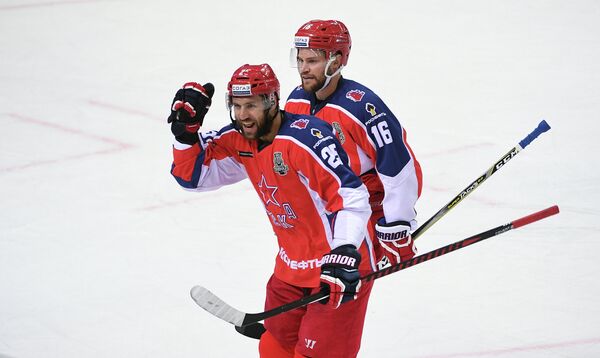 Хоккеисты ЦСКА Джефф Плэтт (справа) и Владимир Жарков радуются заброшенной шайбе