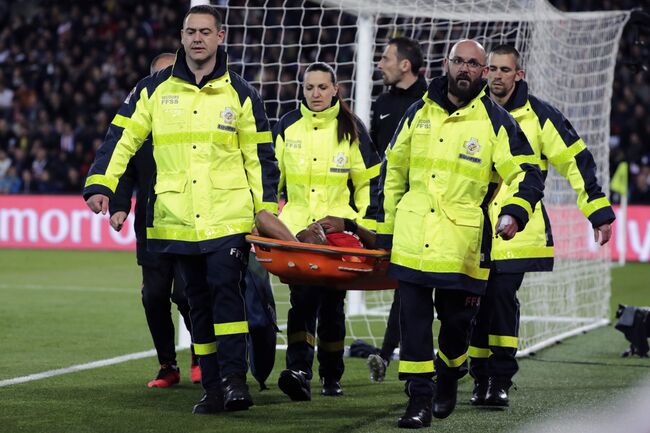 Медики уносят с поля футболиста Монако Джибриля Сидибе