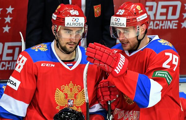 Нападающие сборной России Антон Слепышев и Илья Каблуков (справа)