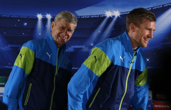 Главный тренер Арсенала Арсен Венгер и защитник клуба Пер Мертезакер (справа)