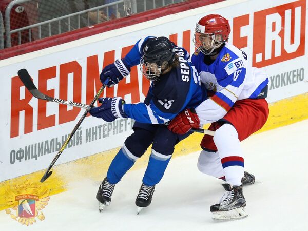 Игровой момент матча ЮЧМ между сборными Финляндии и России