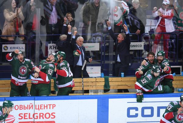 Хоккеисты Ак Барса радуются победе вместе с главным тренером команды Зинэтулой Билялетдиновым (в центре)