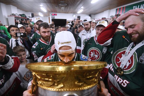Хоккеисты Ак Барса в раздевалке пьют шампанское