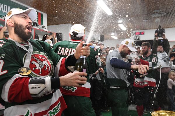 Хоккеисты Ак Барса в раздевалке обливаются шампанским