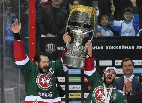 Хоккеисты Ак Барса Джастин Азеведо (справа) и Александр Свитов радуются победе