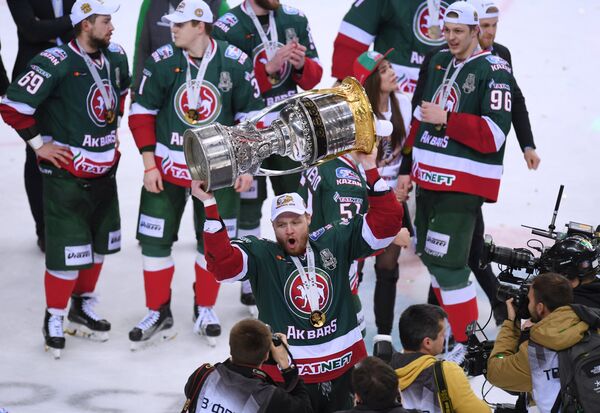 Хоккеисты Ак Барса после победы в финальной серии Кубка Гагарина