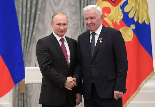 Владимир Путин и Николай Карполь (справа)