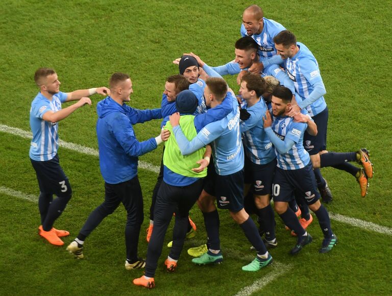 Футболисты Крыльев Советов радуются забитому голу