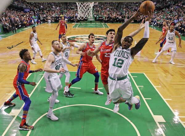 Игровой момент матча НБА Бостон Селтикс - Филадельфия Севенти Сиксерс