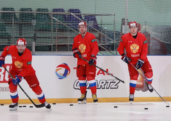 Хоккеисты сборной России Максим Шалунов, Никита Нестеров и Павел Дацюк (справа налево) на тренировке